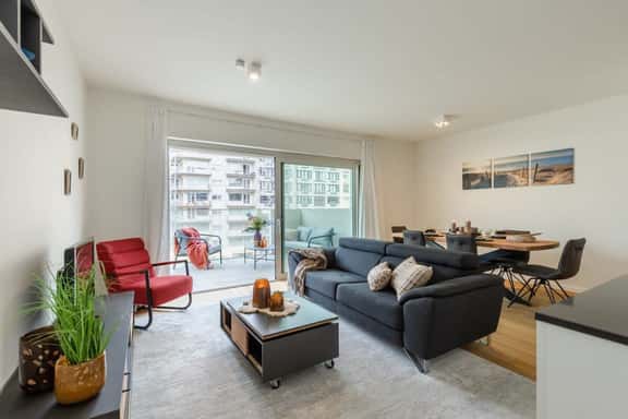 Charming 2BR apartment w/ kitchen & workspace - Image 1