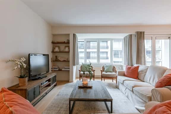 Beach-access apt w/ terrace & city skyline views - Image 1