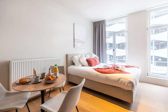 Bright studio retreat w/ workspace - Image 1