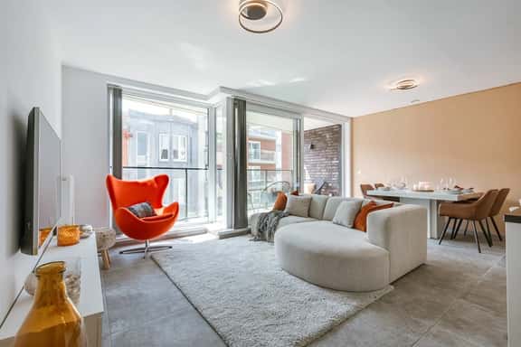 2BR apartment w/ workspace & TV - Image 1