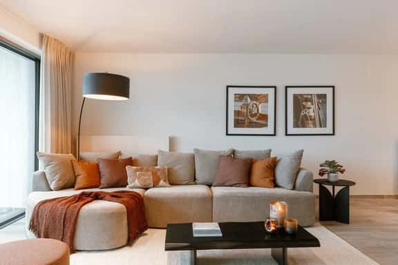 Waterfront apartment w/ balcony & parking - Image 1