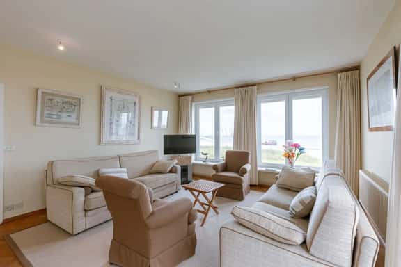 4-bedroom escape w/ backyard & beach access - Image 1