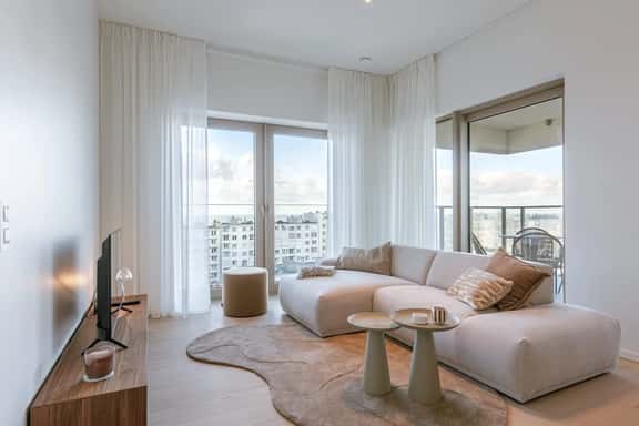 9th-floor apartment w/ terrace & scenic views - Image 1