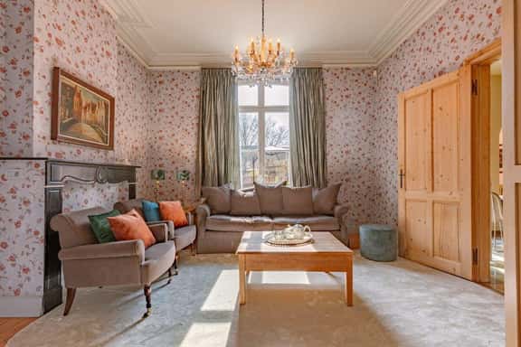 Spacious 5BR villa w/ Terrace & garden - Image 1