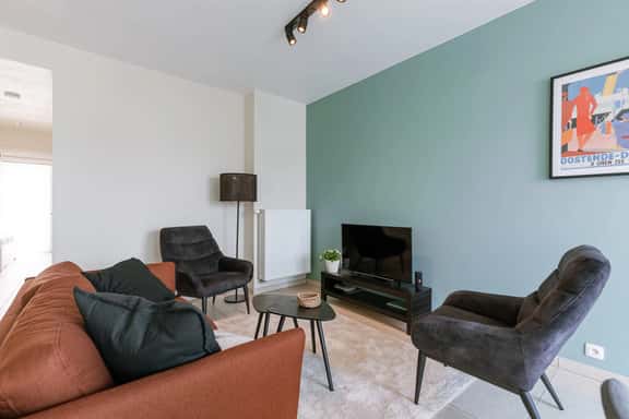 Cozy 2BR apartment w/ workspace & TV - Image 1
