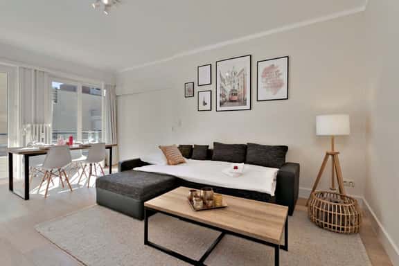 Cozy apartment w/ balcony & parking - Image 1