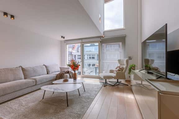 Bright 3BR retreat w/ kitchen & balcony - Image 1