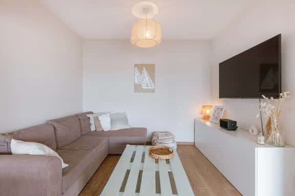 Coastal apartment w/ kitchen & workspace - Image 1