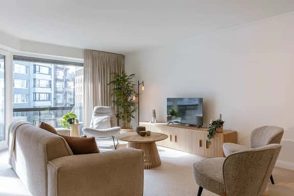 Beachside Apartment w/ Private Parking & Balcony - Image 1