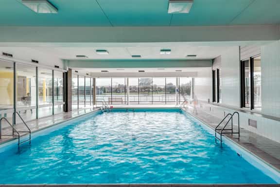 Waterfront retreat w/ pool & balcony - Image 1