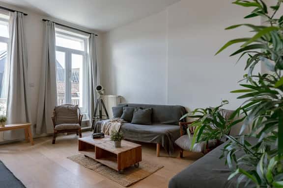 Charming apartment w/ garden & skyline views - Image 1