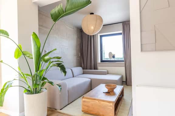 Cozy apartment w/ balcony & workspace - Image 1