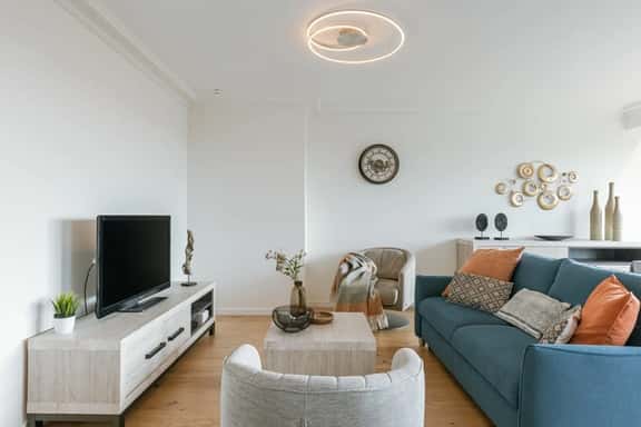 Bright 2BR retreat w/ kitchen & workspace - Image 1