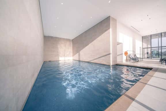 Beachside apartment w/ pool & gym access - Image 1