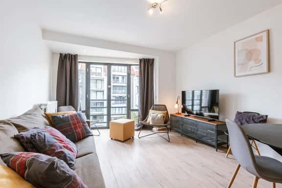 Cozy 2BR unit w/ kitchen & TV - Image 1