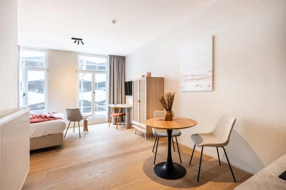Light-filled studio w/ workspace - Image 1