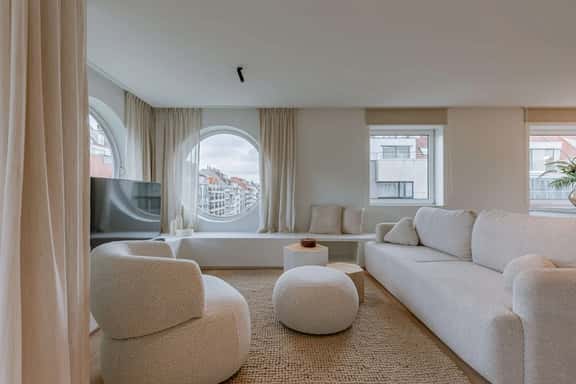 Waterfront apartment w/ beach access & balcony - Image 1