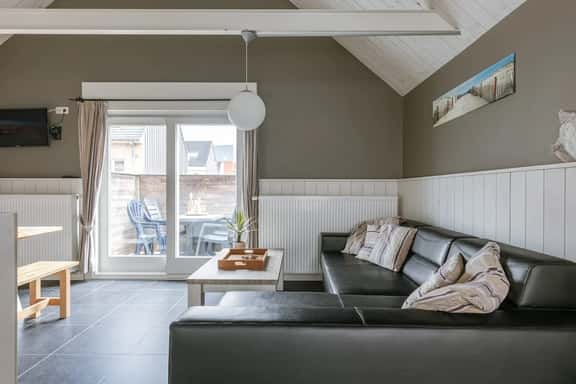 Coastal hideaway w/ full kitchen & terrace - Image 1