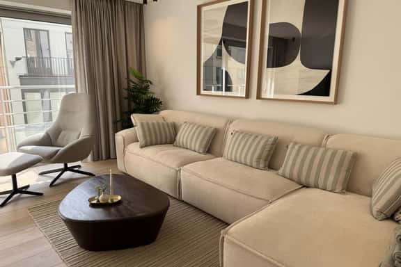 Waterfront apartment w/ beach access & balcony - Image 1