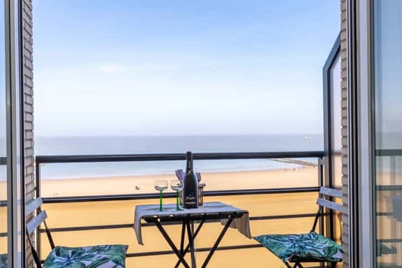 Waterfront studio w/ beach access & balcony - Image 1