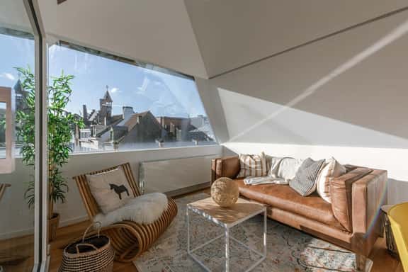 Bright 2BR apartment w/ balcony - Image 1