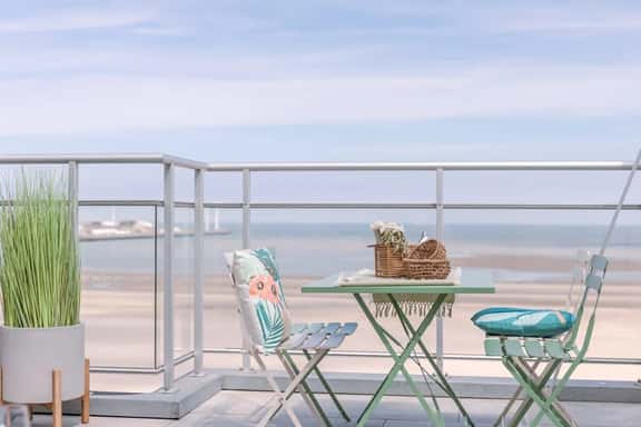 Seafront retreat w/ two terraces - Image 1