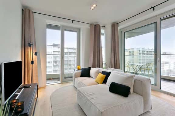 Bright coastal retreat w/ kitchen & parking - Image 1