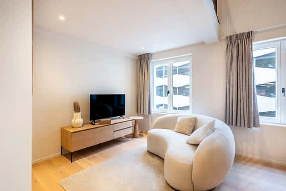 Light-filled duplex w/ workspace & TV - Image 1