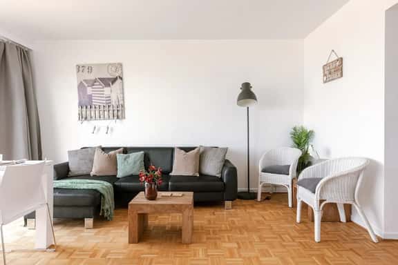 Waterfront retreat w/ workspace & TV - Image 1