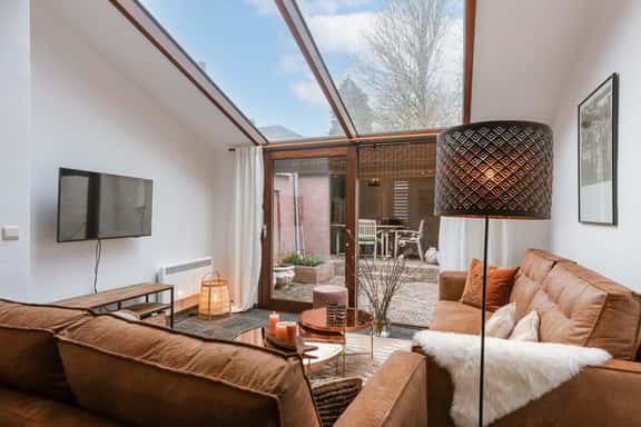 2-min to Markt: Central Townhouse w/ Courtyard - Image 1