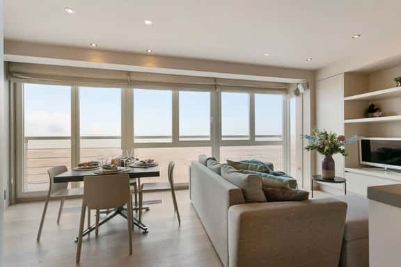 Seafront apt w/ open sea views, steps to beach - Image 1