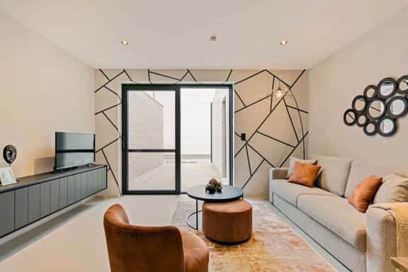 Stylish apartment w/ backyard & private entrance - Image 1