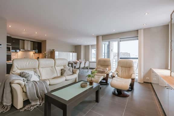 Coastal retreat w/ terrace & skyline view - Image 1