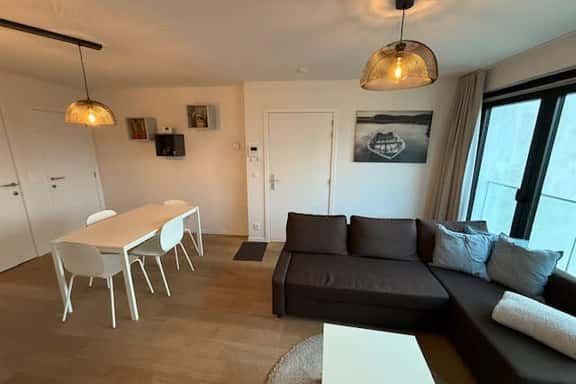 City view stay w/ private entrance & elevator - Image 1