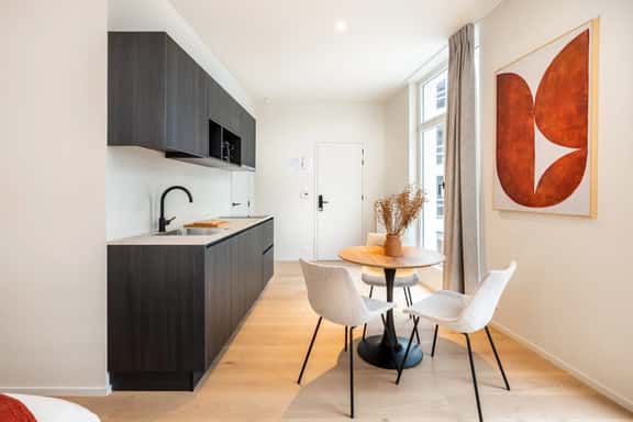 Cozy studio w/ workspace - Image 1