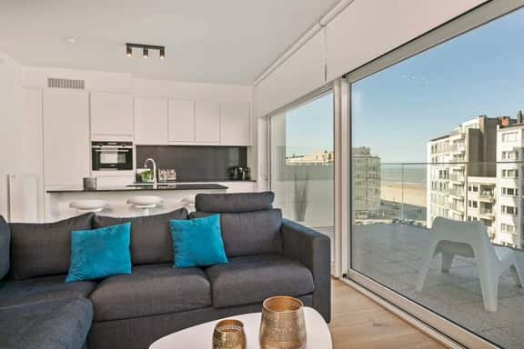 Bright apartment w/ terraces & beach essentials - Image 1
