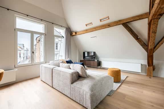 Bright loft w/ beams & mezzanine - Image 1