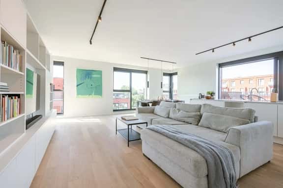 Bright 2BR apartment w/ balcony & private entrance - Image 1
