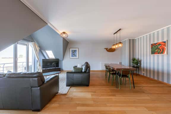 3BR coastal retreat w/ parking & balcony - Image 1