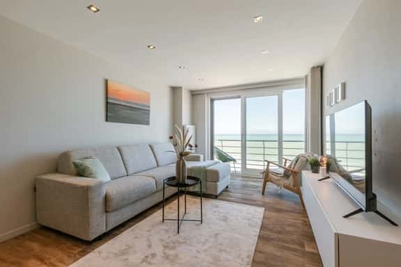 Waterfront apartment w/ balcony & elevator - Image 1