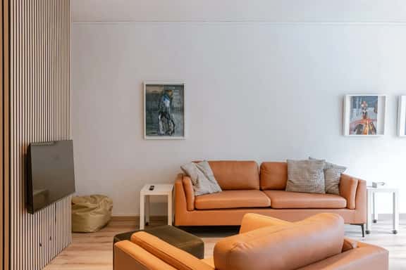 Cozy apartment w/ patio & workspace - Image 1