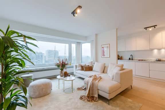 Waterfront apartment w/ balcony & elevator - Image 1