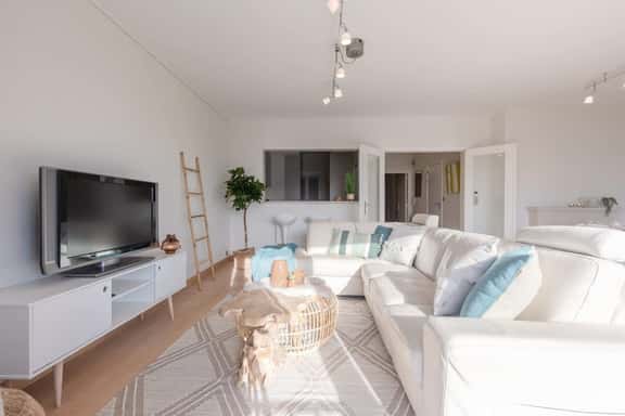 Modern apartment w/ sea view & balcony - Image 1