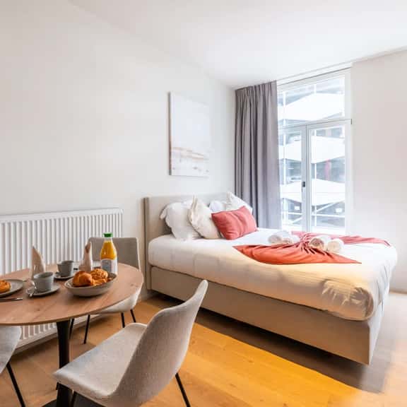 Bright studio retreat w/ workspace - Image 1