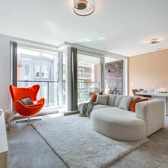2BR apartment w/ workspace & TV - Image 1