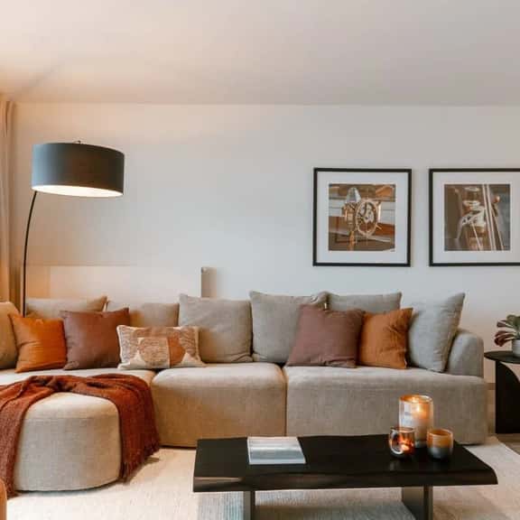 Waterfront apartment w/ balcony & parking - Image 1