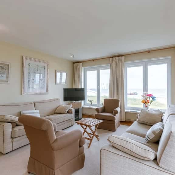 4-bedroom escape w/ backyard & beach access - Image 1