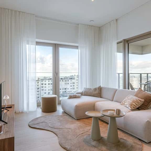 9th-floor apartment w/ terrace & scenic views - Image 1