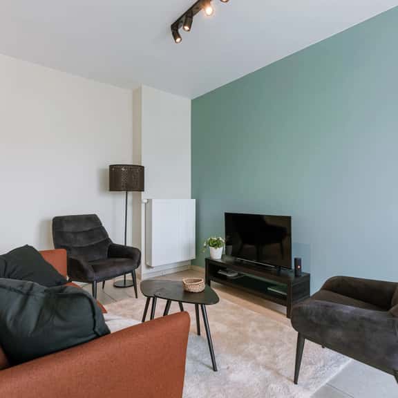 Cozy 2BR apartment w/ workspace & TV - Image 1