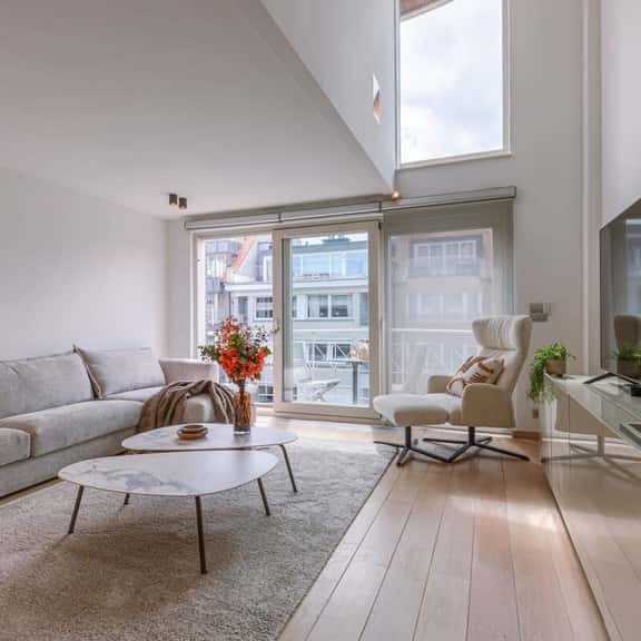 Bright 3BR retreat w/ kitchen & balcony - Image 1